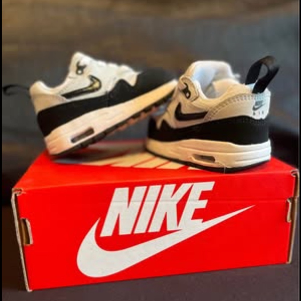 Nike Kids Black and White Sneakers